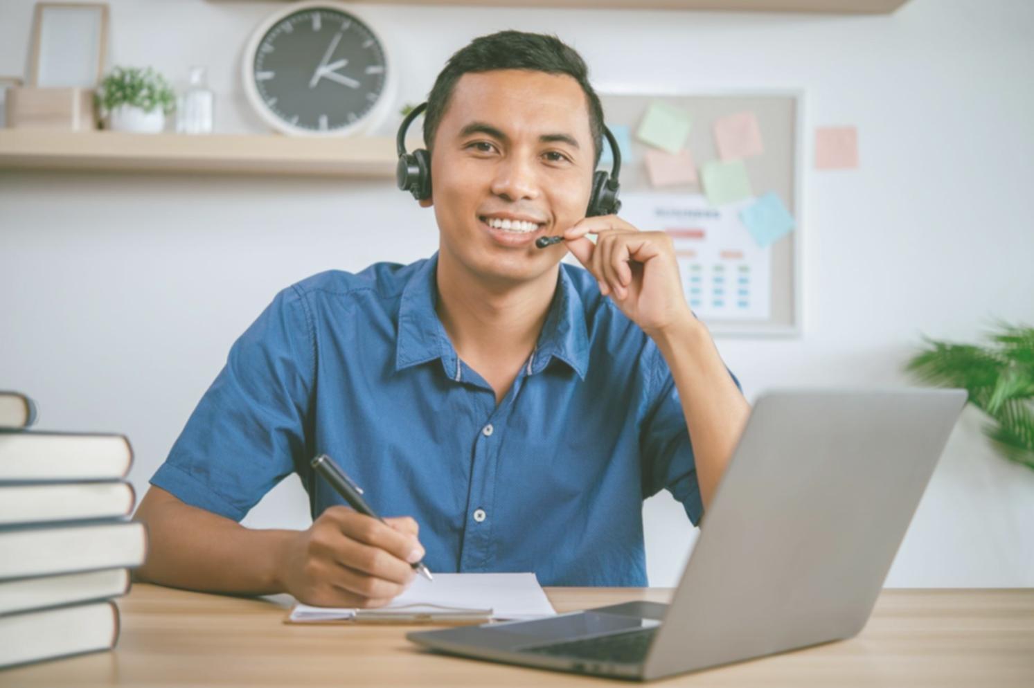 Environnement de travail avec documents financiers